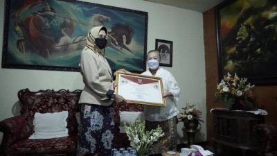 Wali Kota Batu Dewanti Rumpoko memberikan penghargaan kepada Maestro Batik Lina Santoso di kediamannya. (Foto: Prokopim KWB) tugu jatim