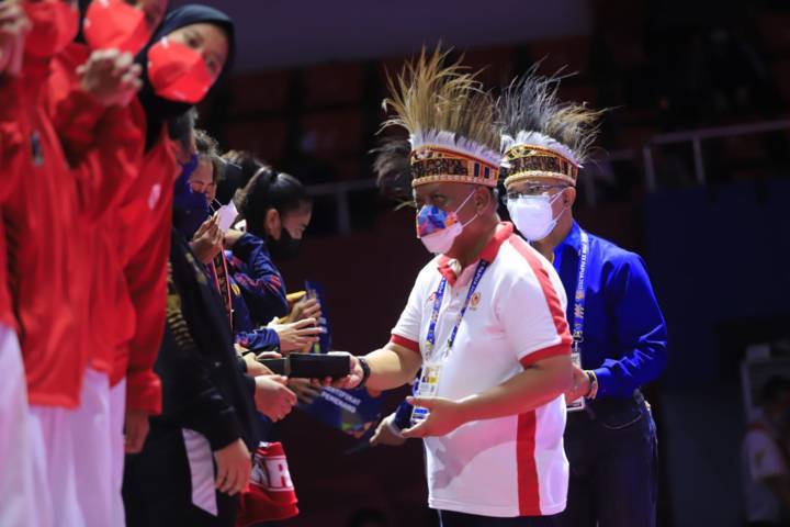 Ketua Umum KONI Pusat Letjen TNI Purn Marciano Norman menyerahkan hadiah kepada pemenang pertandingan Karate