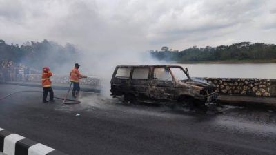 4 mobil damkar dan 9 petugas dikerahkan untuk jinakkan mobil yang terbakar di Bendungan Karangkates, Malang, Minggu (3/10/2021). (Foto: Damkar Kabupaten Malang) tugu jatim kebakaran mobilSuasana kebakaran mobil di Bendungan Karangkates, Kecamatan Sumberpucung, Kabupaten Malang, Minggu (3/10/2021) siang. (Foto: Damkar Kabupaten Malang) kebakaran mobil mobil terbakar tugu jatim