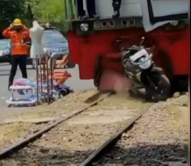 Sebuah video sepeda motor yang terparkir sembarangan di atas rel di Kota Malang digilas oleh kereta api yang lewat. (Foto: Dokumen) tugu jatim
