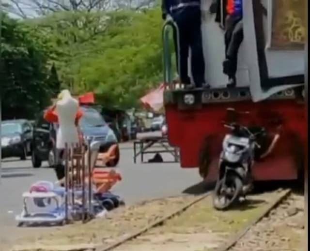 Malang Sepekan: Pembunuhan Istri Siri hingga Kereta Gilas Motor yang Parkir di Rel 7 Sebuah video sepeda motor yang terparkir sembarangan di atas rel di Kota Malang digilas oleh kereta api yang lewat. (Foto: Dokumen) tugu jatim