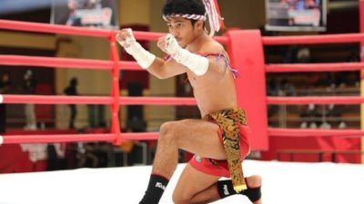 Aldento Brillian Bara Pratama Atlet Muay Thai Asal Ngawi yang mewakili Jatim di PON XX Papua, saat melakukan salah satu gerakan Wai Khru. (Foto: KONI Jatim) tugu jatim