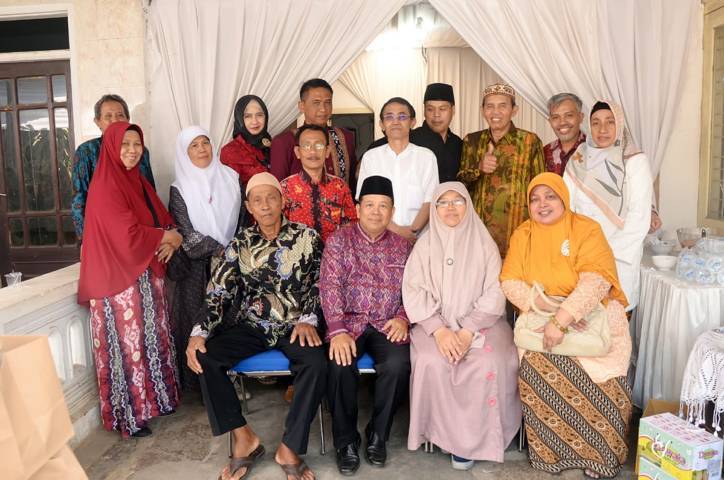 Jamaah umrah POS I bersilaturahim menghadiri syukuran pernikahan Nurul Lutfi-Alef Mufidah di Wajak, Kabupaten Malang, Jawa Timur, 28 Juli 2019. (Foto: Dokumen) tugu jatim
