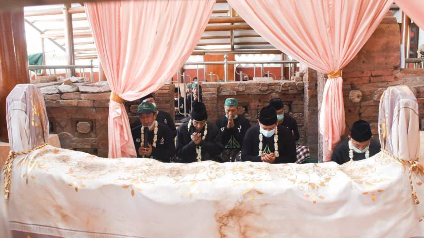 Wali Kota Kediri ziarah mengunjungi makam-makam ulama Kediri yang memiliki andil besar dalam perjalanan organisasi NU. (Foto: Pemkot Kediri) tugu jatim