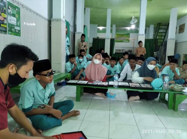 Antusias santri untuk mengikuti pemeriksaan mata yang digelar Yayasan Paramitra Jawa Timur di Ponpes Al Ma’shumah Jenu, Kabupaten Tuban. (Foto: Moch Abdurrohim/Tugu Jatim)