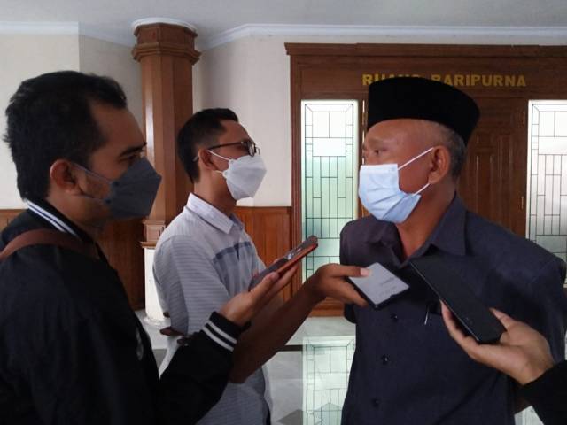 Ketua DPRD Tuban, HM Miyadi saat ditemui awak media seusai memimpin Rapat Paripurna bersama Pemkab Tuban di gedung dewan, Rabu (27/10/2021). (Foto: Moch Abdurrochim/Tugu Jatim) dana banpol