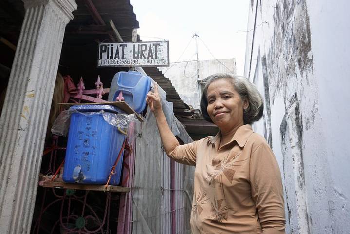 Rini Pijet, perempuan yang dulunya mengalami gangguan jiwa yang kini telah sembuh berkat pendampingan kejiawaan dari Pemkot Kediri. (Foto: Pemkot Kediri) tugu jatim