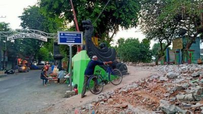 Penggusuran lahan di Taman Bengawan Solo (TBS) Bojonegoro, tepatnya di belakang Pasar Kota Bojonegoro. (Foto: Mila Arinda/Tugu Jatim)