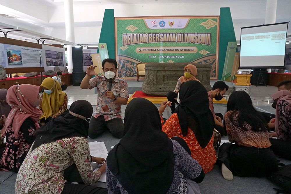 Memperingati Hari Museum Nasional, 17 peserta Saka Pariwisata belajar bersama di Museum Airlangga pada Selasa pagi (12/10/2021). (Foto: Dokumen/Tugu Jatim)