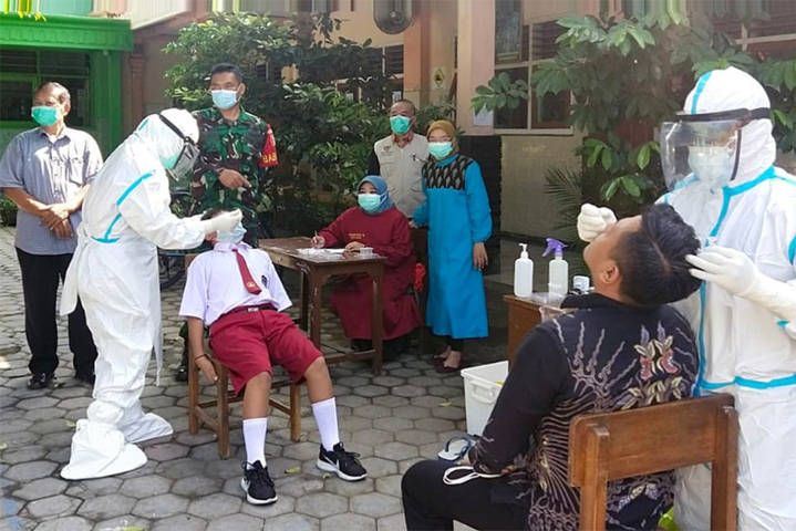 Rapid test acak yang dilakukan Pemkot Kediri di 22 sekolah temukan 3 siswa positif Covid-19. (Foto: Rino Hayyu/Tugu Jatim)
