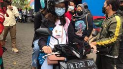 Reffanka (dibonceng) harus pulang dengan tangan kosong karena gagal vaksin setelah NIK-nya telah terpakai di wilayah Jakarta. (Foto: M Sholeh/Tugu Malang/Tugu Jatim) nik dipakai orang lain