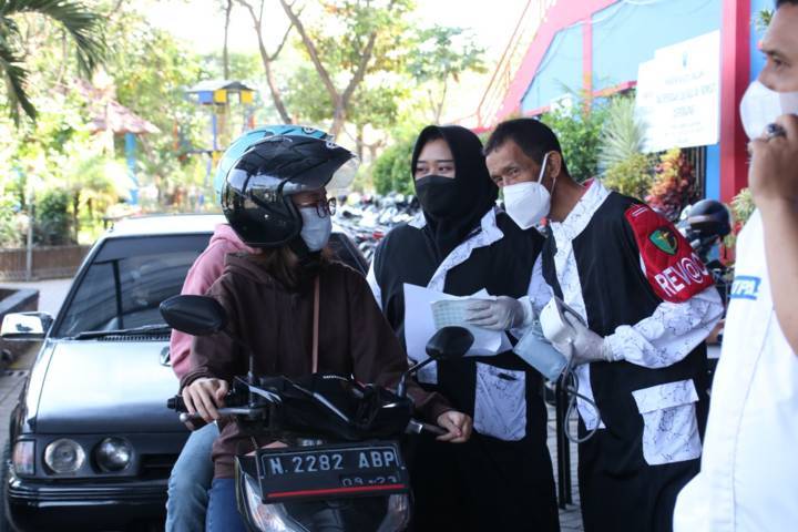 Reffanka usai menjalani vaksinasi drive thru yang digelar Polresta Malang Kota di halaman Stadion Gajayana, Rabu (13/10/2021). (Foto: Dokumen) tugu jatim gagal vaksin nik ganda