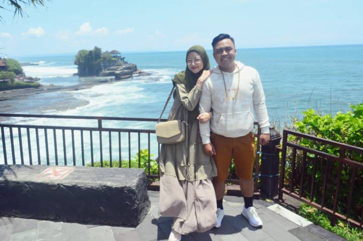 Irfan dan Nana saat menikmati bulan madu di Bali. (Foto: Dokumen) tugu jatim