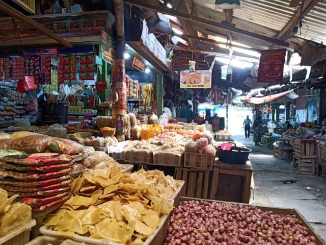 Salah satu toko di Pasar Kota Bojonegoro yang menjual sembako. (Foto : Mila Arinda/Tugu Jatim) harga sembako