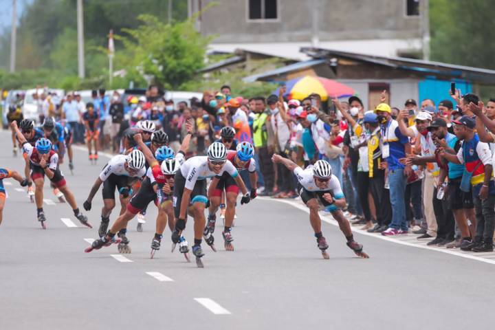 Para atlet sepatu roda tengah berkompetisi di PON XX Papua. (Foto: Dokumen) tugu jatim