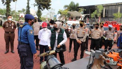 Wali Kota Batu Dewanti Rumpoko saat mengecek sejumlah peralatan SAR sebagai bentuk kesiapsiagaan menghadapi potensi bencana alam, Senin (25/10/2021). (Foto: Polres Batu) tugu jatim, bencana alam musim hujan