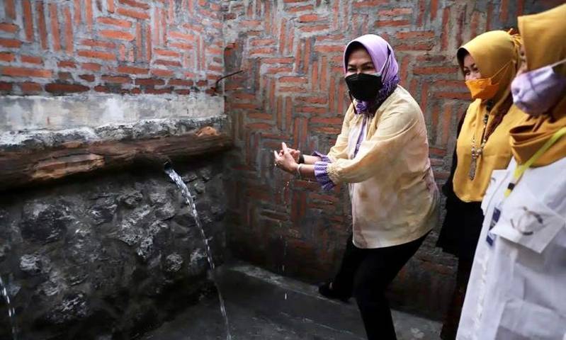 Wali Kota Batu, Dewanti Rumpoko saat mengunjungi sumber mata air baru benama Rembyung di Dusun Krajan, Bumiaji Kota Batu. (Foto: Prokopim KWB) sumber mata air baru kota batu