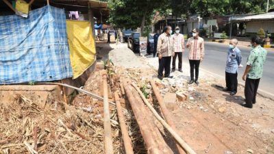 Bupati Tuban Aditya Halindra Faridzky, Sekda Budi Wiyana, dan Kepala Dinas PUPR Agung Supriyadisaat saat meninjau lokasi yang banyak dilaporkan langganan terjadi genangan air saat hujan deras. (Foto: Diskominfo Tuban) tugu jatim