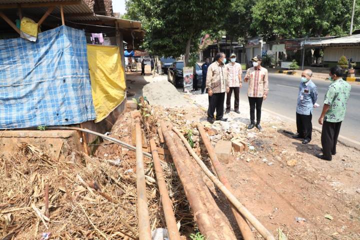 Bupati Tuban Aditya Halindra Faridzky, Sekda Budi Wiyana, dan Kepala Dinas PUPR Agung Supriyadisaat saat meninjau lokasi yang banyak dilaporkan langganan terjadi genangan air saat hujan deras. (Foto: Diskominfo Tuban) tugu jatim