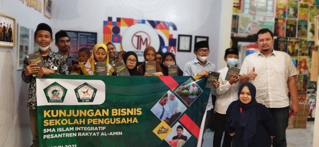 CEO Tugu Media Group Irham Thoriq (kanan) dan Redaktur Tugujatim.id Dwi Lindawati (dua dari kanan) foto bersama rombongan SMA Pengusaha Sumberpucung, Kabupaten Malang, di Jl Dirgantara A1/12 B, Kedunkandang, Kota Malang, Kamis (07/10/2021). (Foto: Dicky Hanafi) tugu jatim