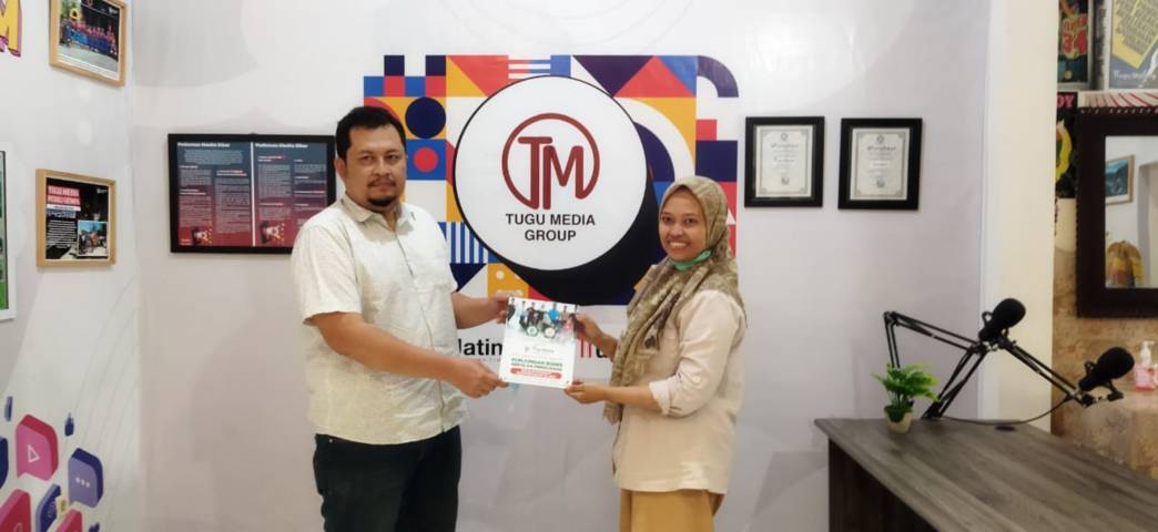 Kepala SMA Pengusaha Sumberpucung Lu'lu'il Maknun SE ME memberikan cenderamata kepada CEO Tugu Media Group Irham Thoriq pada Kamis (07/10/2021). (Foto: Dicky Hanafi) tugu jatim