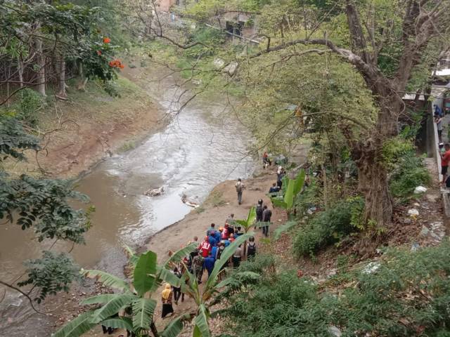 Proses evakuasi pengendara mobil boks yang terkapar di tepi Sungai Brantas di kawasan Jalan Majapahit, Kota Malang. (Foto: M Sholeh/Tugu Malang/Tugu Jatim)
