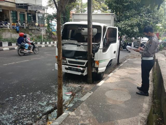 Mobil boks yang menabrak tiang listrik di Jalan Majapahit Kota Malang. (Foto: M Sholeh/Tugu Malang/Tugu Jatim)