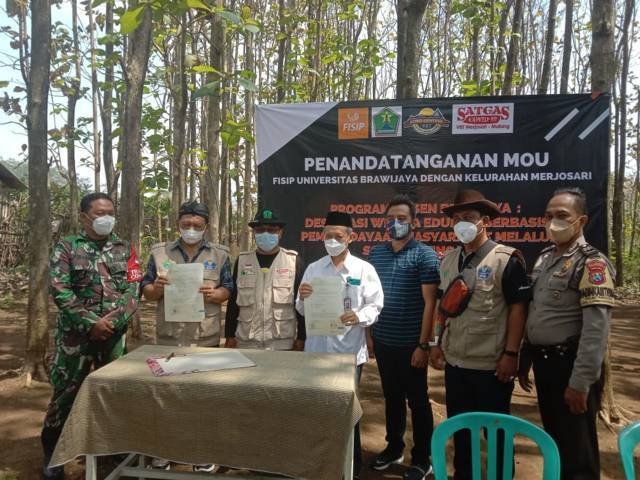 Penandatangan kerja sama antara FISIP UB dengan Sobo Genting Vila Bukit Tidar Kota Malang. (Foto: M Sholeh/Tugu Malang/Tugu Jatim)