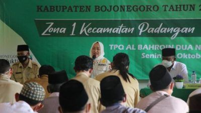 Bupati Bojonegoro, Anna Muawanah dalam Pembinaan ustaz/ ustazah TPA/TPQ Zona 1 se-Kecamatan Padangan, Senin (11/10/2021). (Foto: Pemkab Bojonegoro) tugu jatim pemkab bojonegoro