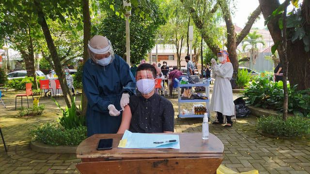 Pelaksanaan vaksinasi terhadap anak-anak usia di atas 12 tahun yang dilakukan di sebuah taman di Kota Malang beberapa waktu lalu. (Foto: Rubianto/Tugu Malang/Tugu Jatim)