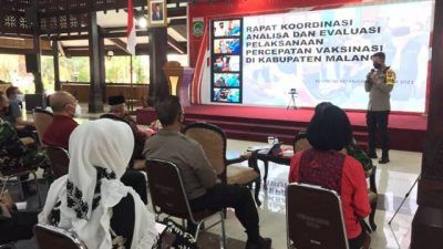 Kapolres Malang, AKBP Raden Bagoes Wibisono dalam rapat analisa dan evaluasi percepatan vaksinasi di Pendopo Kabupaten Malang, Kepanjen, Minggu (3/10/2021) sore. (Foto: Rizal Adhi/Tugu Malang/Tugu Jatim) capaian vaksinasi dampit jabung