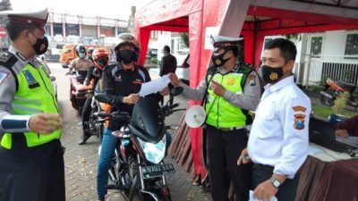 Vaksinasi drive thru yang digelar Polres Malang tak pernah sepi peminat. (Foto: Rizal Adhi/Tugu Malang/Tugu Jatim)