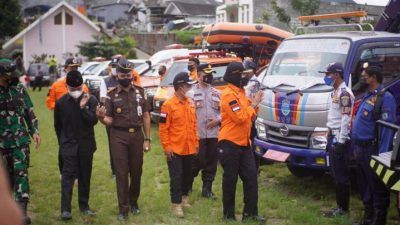 Wali Kota Batu, Dewanti Rumpoko saat mengecek kesiapan sejumlah kendaraan dan sarana prasarana kebencanaan dalam Apel Siaga Darurat Bencana, Rabu (27/10/2021). (Foto: Prokopim KWB) tugu jatim pemkot batu