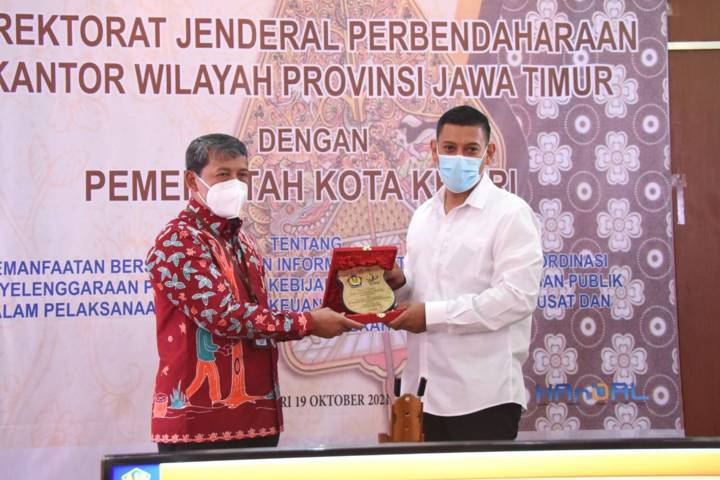 Wali Kota Kediri Tanda Tangani Nota Kesepakatan dengan Dirjen Perbendaharaan 8 walkot kediri ttd petisi mini