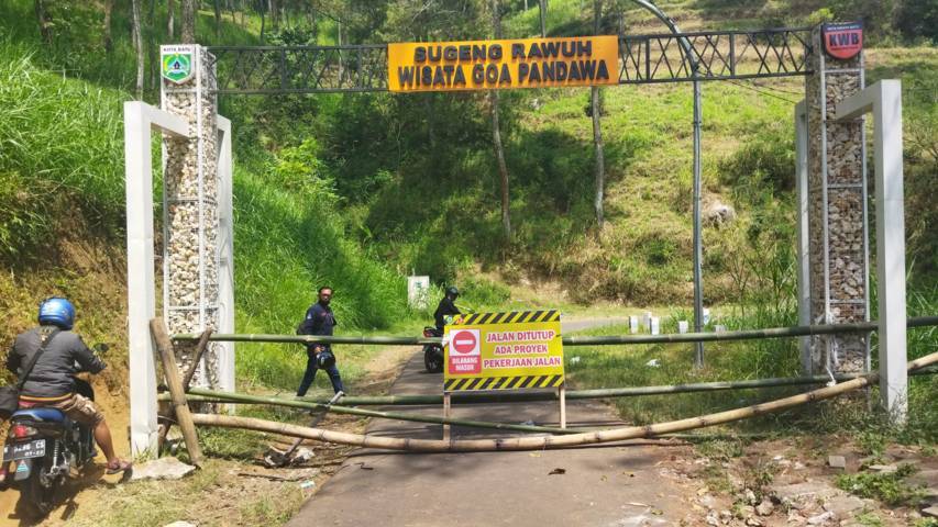 Akses jalan ke wisata Paralayang via Desa Brau dan Gunungsari mulai diperbaiki. (Foto: M Ulul Azmy/Tugu Malang/Tugu Jatim)