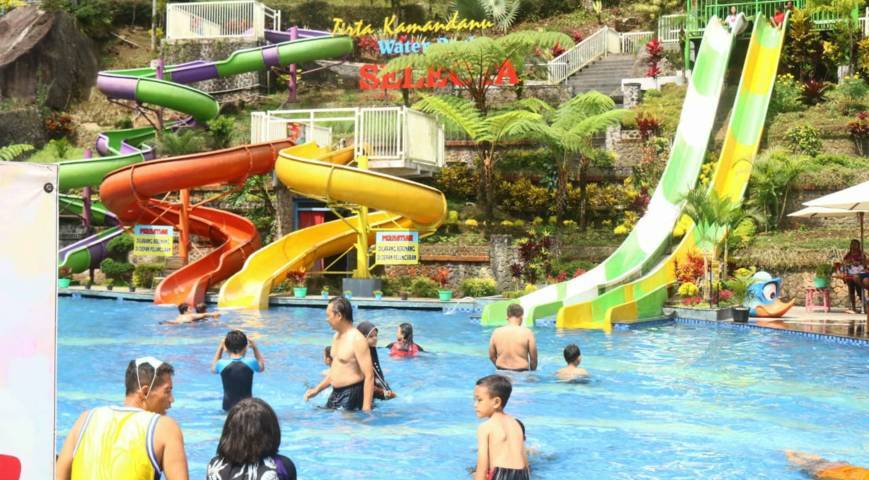 Sejumlah pengunjung, termasuk anak-anak sudah menikmati wahana wisata air di Taman Rekreasi Selecta, Selasa (20/10/2021). (Foto: M Ulul Azmy/Tugu Malang/Tugu Jatim)