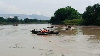 Tim SAR Evakuasi Bangkai Perahu yang Tenggelam di Sungai Bengawan Solo Dibantu Warga di 2 Desa