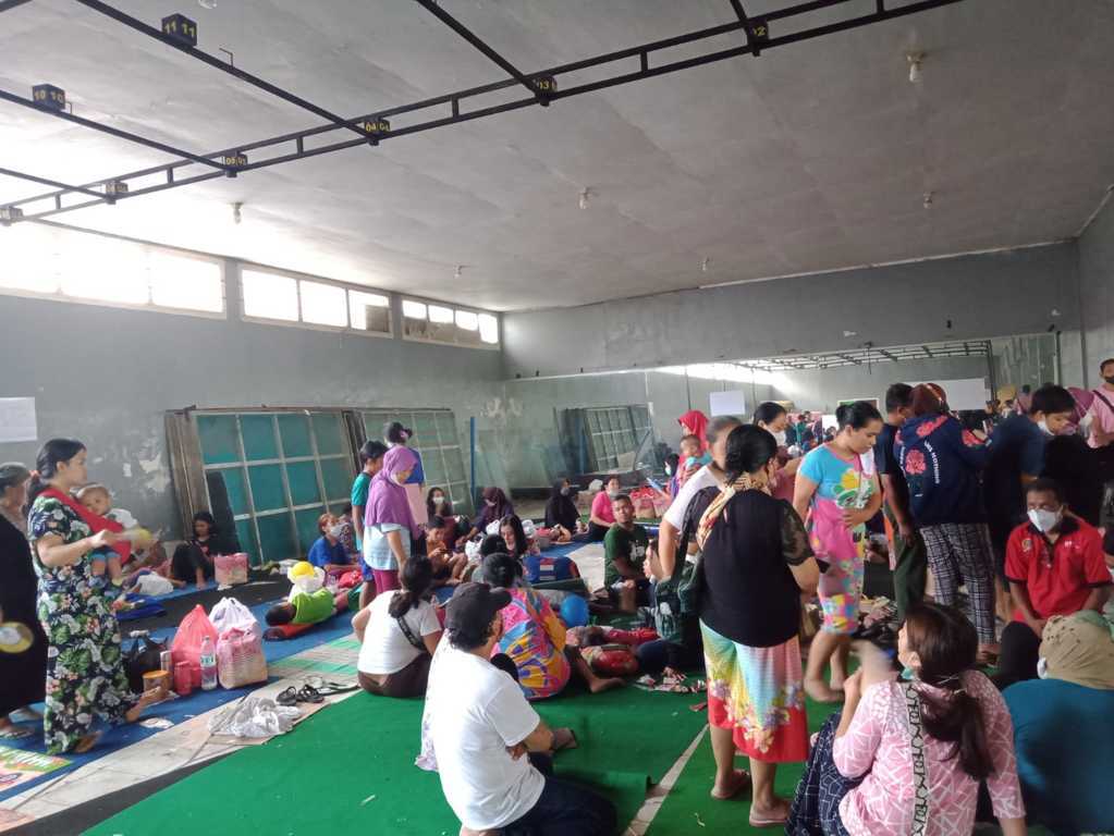 Pengungsi di Posko Senaputra Kota Malang bersiap pulang ke rumahnya masing-masing. (Foto: M. Sholeh/Tugu Malang/Tugu Jatim)