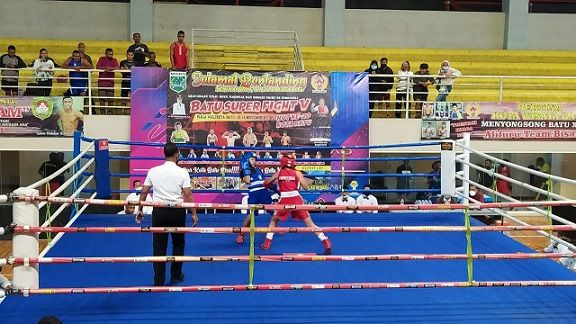 Tah hanya pria, ajang Batu Super Fight V 2021 juga dimeriahkan petinju wanita. Tampak 2 petinju wanita asal Kota Batu berjibaku memperebutkan Piala Wali Kota, Kamis (11/11/2021).