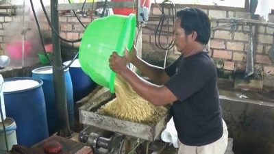 Mat Yani (50) melakukan proses produksi tahu di Desa Mandirejo, Kecamatan Merakurak, Kabupaten Tuban/tugu jatim