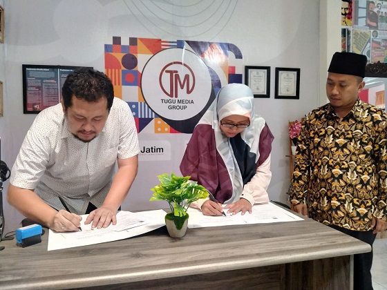 Irham Thoriq (kiri), CEO Tugu Media Group dan Siti A’isyah (dua dari kanan), Dekan Fakultas Dakwah IAI Al Qalam sedang menandatangani MoU.