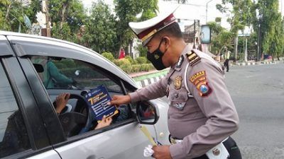 Kanit Kamsel Satlantas Polres Bojonegoro melakukan sosialisasi keselamatan berkendara kepada pengguna jalan. /tugu jatim