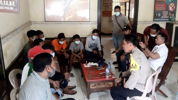 7 remaja pelaku video tawuran saat diinterogasi pihak kepolisian Polsek Purworejo, Kota Pasuruan
