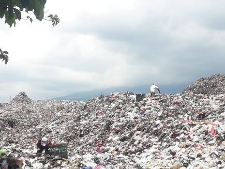 Para pemulung mengais sampah yang bisa dimanfaatkan di TPA Supit Urang Kota Malang./tugu jatim