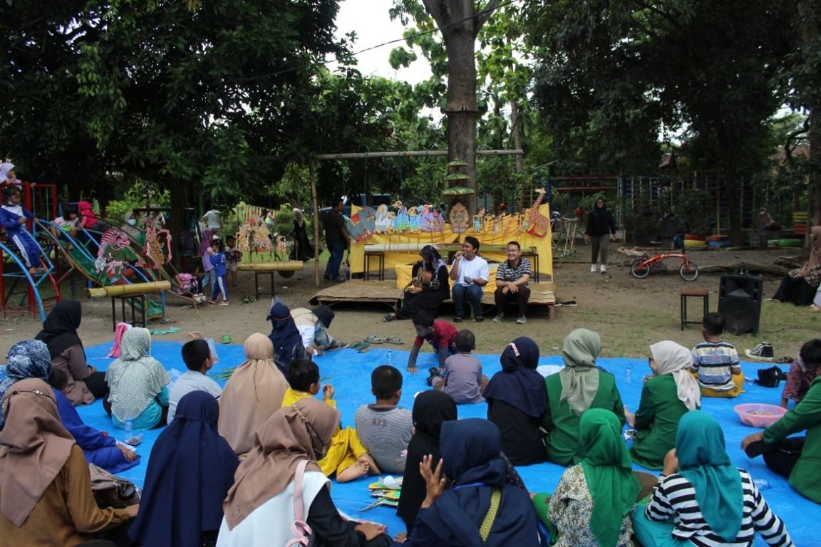 Anak-anak di Sekolah Alam Ramadhani, Kelurahan Mojoroto, Kota Kediri, tampak antusias belajar soal pewayangan. (Foto: Rino Hayyu Setyo/Tugu Jatim)