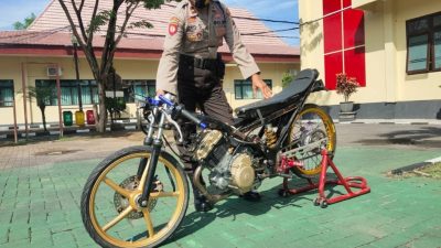 Motor yang ditinggal pemiliknya diamankan Satlantas Polres Magetan lantaran tak sesuai standar. (Foto: Polres Magetan For Tugujatim.id)