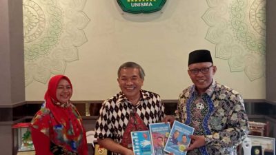 Dari kiri, istri Rektor Unisma Rausana, Pakar Komunikasi dan Motivator Nasional Dr Aqua Dwipayana, dan Rektor Unisma Prof Maskuri MSi saat menerima buku trilogi pada Kamis (18/11/2021). (Foto: Feni Yusnia/Tugu Malang/Tugu Jatim)