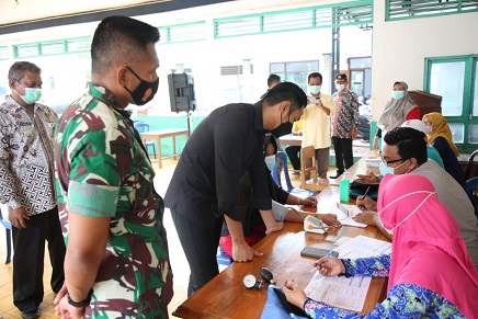 Ditempat berbeda Wakil Bupati Tuban, H. Riyadi juga meninjau serbuan vaksinasi di Desa Leran Wetan Kecamatan Palang./tugu jatim