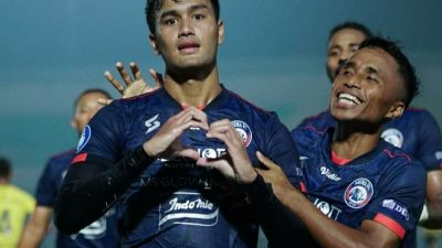 M Rafli berselebrasi usai mencetak gol penting di menit-menit akhir mengantarkan Arema FC menang atas Barito Putera, Selasa (23/11/2021) petang