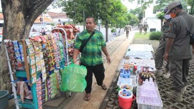 Petugas Satpol PP menertibkan PKL di Alun-Alun Kota Pasuruan, Rabu (24/11/2021)/tugu jatim